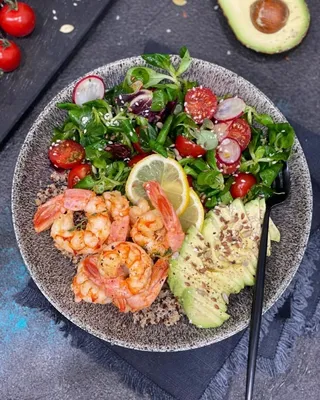 🎅Кому новый рецепт вкусного салата?😉 Салат с креветками и овощами. -  300-400 гр отварных креветок - 8-10 шт помидоры черри - пучок… | Instagram