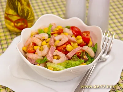 Зеленый салат с креветками, яблоком и сыром: рецепт с фото пошагово | Меню  недели