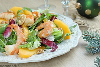 Салат с тигровыми креветками, кальмаром, мидиями и овощами - купить с  доставкой на дом в СберМаркет