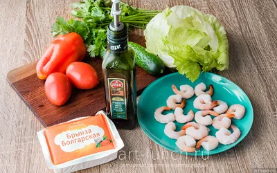 Салат с креветками, кукурузой и помидорами