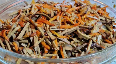 Салат из говяжьей печени с луком и морковью можно заправить домашним  майонезом, сметаной,йогуртом