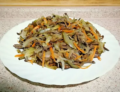 Салат из говяжьей печени с луком и морковью можно заправить домашним  майонезом, сметаной,йогуртом