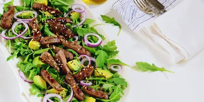 Салат из говяжьей печени с овощами - Лайфхакер