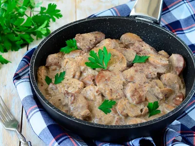 Свиная печень с луком и морковью в сметане — рецепт с фото | Рецепт | Еда,  Блюда из говядины, Идеи для блюд