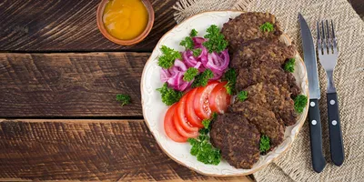 Зажаренная печень говядины с яблоками морковь и зеленым луком Стоковое  Изображение - изображение насчитывающей плита, обед: 195710471