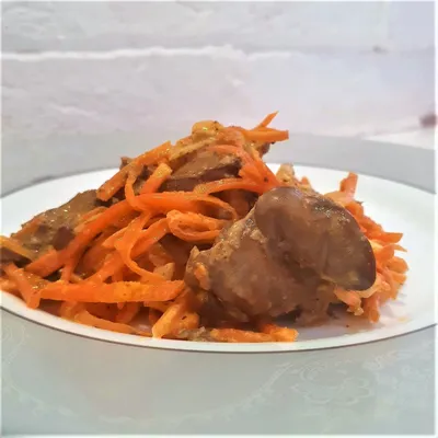 Тушеная куриная печень с овощами |