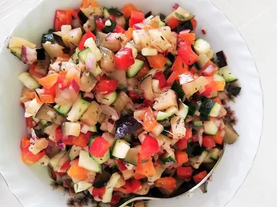 Витаминный салат из свежих овощей с маринованным луком🍅🥒🌶🧅 - рецепт  автора Liliia Liliia