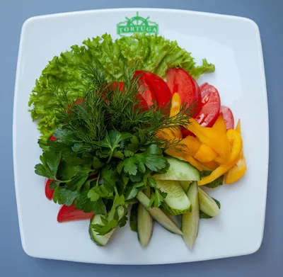 Отварная скумбрия и салат из сырых овощей На обед: ✓ Отварная скумбрия со  специями – 100 г; ✓ Салат из сырых овощей – 200 г. Салат из… | Instagram