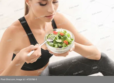 Салат Из Сырых Фруктов И Овощей С Нарезанными Кубиками Огурцами И Яблоками  Маринованными С Медом Лимонным Соком Оливковым Маслом И Петру — стоковые  фотографии и другие картинки Без людей - iStock