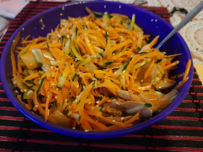 Салат из варёных овощей с сельдью и рукколой