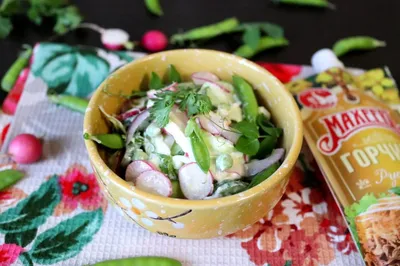 Салат из варёных овощей с сельдью и рукколой