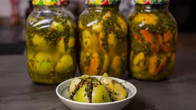 Рецепт: Очень вкусный салат из зеленых помидоров на зиму