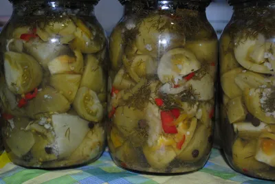 Салат из зелёных помидоров с луком и перцем на зиму. Пошаговый рецепт с  фото — Ботаничка