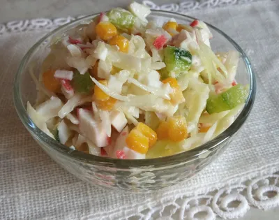 Салат «Сомбреро» с консервированной кукурузой и зеленым горошком