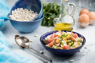 Garmoniya Food Trade Company - 🥗Овощной салат с консервированной кукурузой  и морковкой по-корейски. Нам понадобится: 🥒 Огурец-1 шт. 🧅 Лук репчатый-1  шт. 🫑 Перец болгарский-1 шт. 🥕 Морковь по-корейски-80 гр. 🌽 Кукуруза