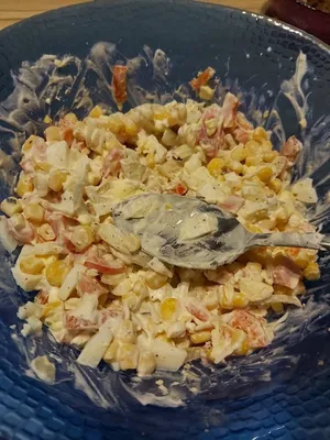 Веганский салат из сухариков, фасоли, шампиньонов и кукурузы