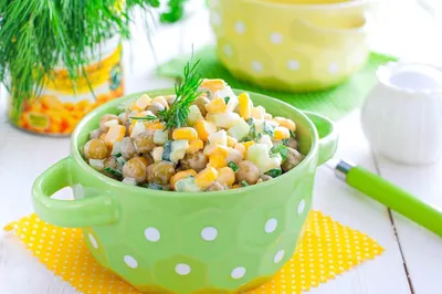 Кулинария мое все - Салат с курицей и кукурузой. Очень яркий, вкусный и  свежий! 📝Ингредиенты: - 2 куриных филе - 1 банка консервированной кукурузы  - 1 банка консервированной красной фасоли - средний