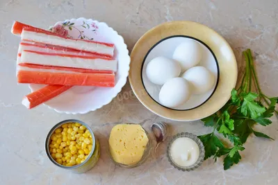Салат с крабовыми палочками кукурузой и сыром рецепт с фото пошагово -  1000.menu
