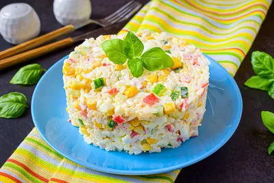 Салат крабовые палочки с рисом и кукурузой рецепт фото пошагово и видео -  1000.menu