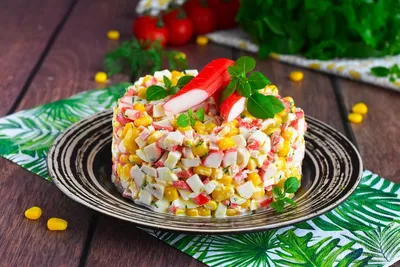 Салат крабовые палочки с кукурузой и яйцом рецепт фото пошагово и видео -  1000.menu