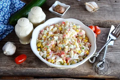 Крабовый салат из крабовых палочек без риса и 15 похожих рецептов: фото,  калорийность, отзывы - 1000.menu