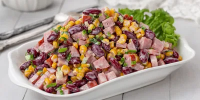 Рецепт салата с варёной курицей, яйцами и кукурузой - Лайфхакер