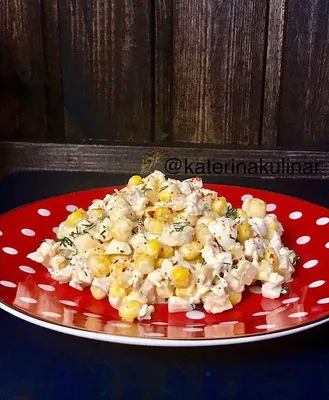Салат с курицей, крабовыми палочками и кукурузой: рецепт - Лайфхакер