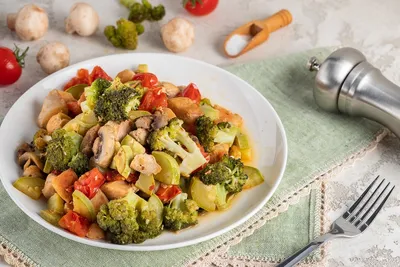 Салат с жареной куриной грудкой и овощами рецепт с фото пошагово - 1000.menu
