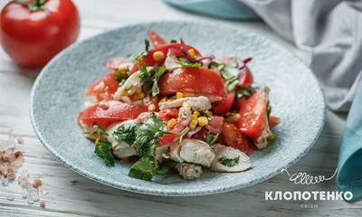 салат с вареной курицей и овощами на раскладушке Стоковое Фото -  изображение насчитывающей масло, шлихта: 235239802