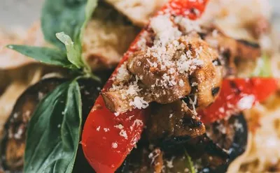 Тайваньский салат с курицей, овощами и кунжутным соусом