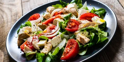 Лёгкий салат с курицей, брынзой и помидорами: рецепт - Лайфхакер