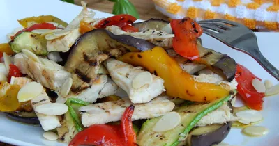 Салат с курицей и овощами**» — создано в Шедевруме