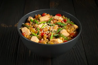 Салат с курицей, овощами и маслинами