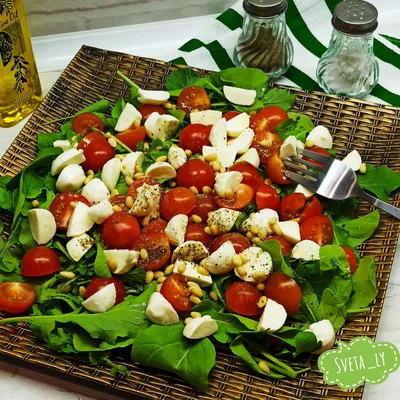 Салат с руколой, моцареллой и помидорами черри - Лайфхакер