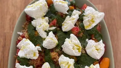 Салат с яйцом-пашот, помидорами и моцареллой