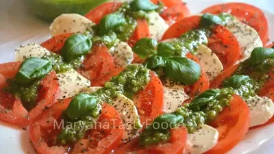 Салат с козьим сыром, томатами и соусом песто | cooklikemary.ru
