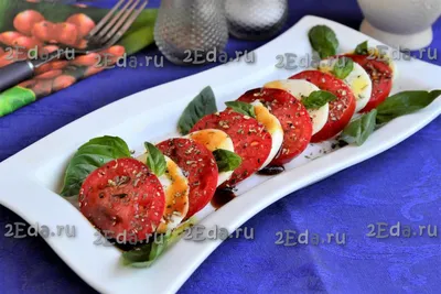 Салат с авокадо,моцареллой и черри помидорами