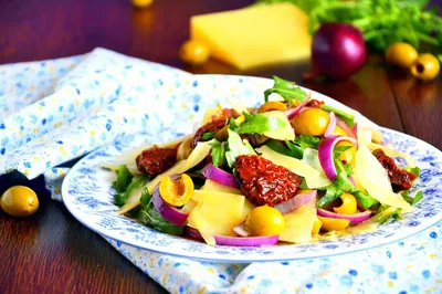 Салат с вялеными помидорами и Брынзой | Рецепт с фото