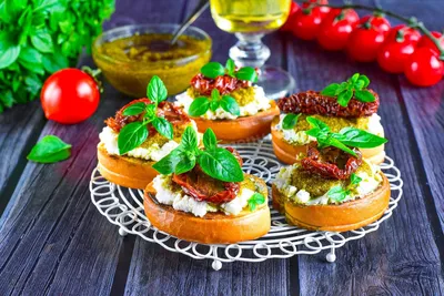 Салат С Вялеными Помидорами, Шампиньонами И Луком Фотография, картинки,  изображения и сток-фотография без роялти. Image 17276836