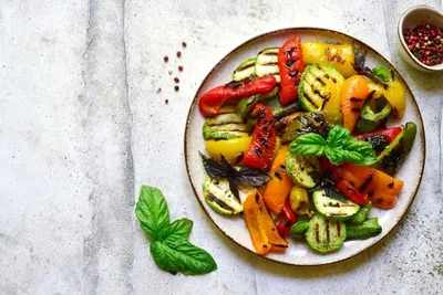 Витаминные салаты: 10 рецептов из свежих овощей и фруктов | Новости и  статьи ВкусВилл: Москва и область