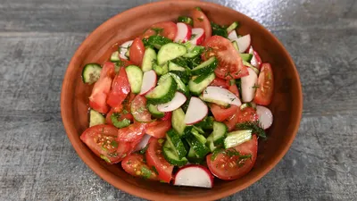 Овощной салат с брынзой - Лайфхакер