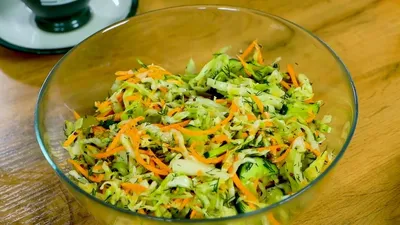 Очень вкусные овощные салаты: 10 простых рецептов на каждый день и для  праздничного стола
