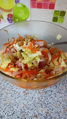 Салат с корейской морковью, колбасой и картофелем: рецепт - Лайфхакер