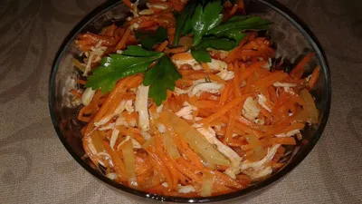 Салат с корейской морковью, огурцами, грибами и ветчиной: быстрый рецепт -  Лайфхакер