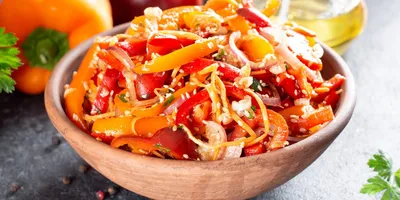Салат с сухариками и рецепт легкого майонезного соуса - пошаговый рецепт с  фото на Готовим дома