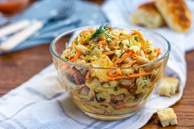 Салат с корейской морковью, ветчиной и яичными блинчиками: рецепт -  Лайфхакер