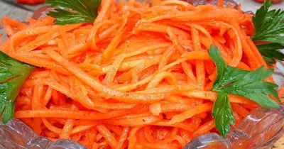 Салат с морковью по-корейски, ветчиной, яйцами, огурцами и сыром: рецепт -  Лайфхакер