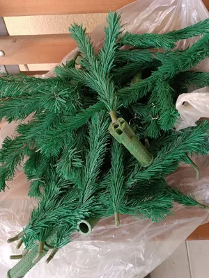 Как сделать новогоднюю елку из гирлянды и мишуры на стене