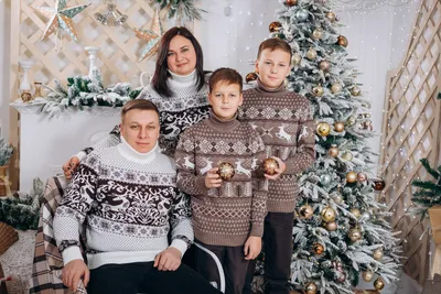 Семейная новогодняя фотосессия в студии | Рождественские портреты, Семейные  новогодние фотографии, Детские новогодние фото