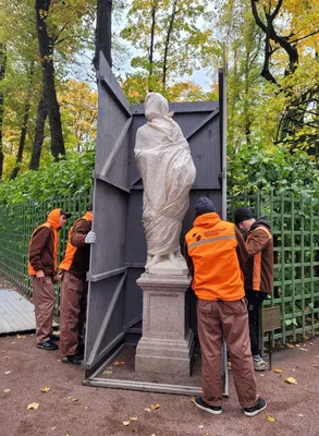 Статуи-новоделы в Летнем саду прячут в ящики в дань традиции — Городские  новости Санкт-Петербурга — Канонер